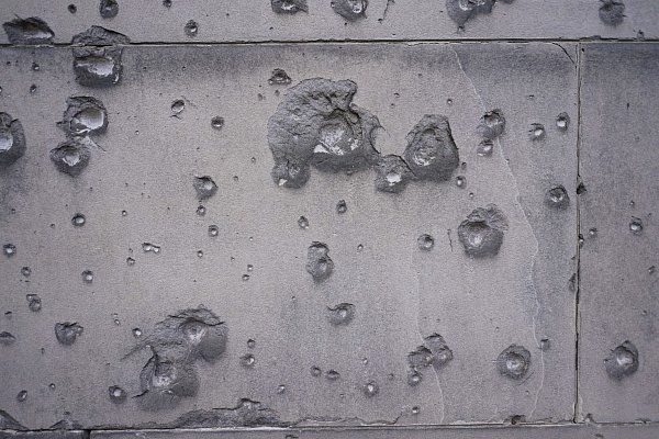 Kriegsspuren sind in Berlin bis heute zu sehen. (Archivbild) - © Jörg Carstensen/dpa