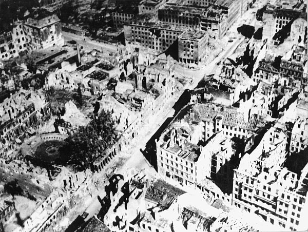 Der vom NS-Staat begonnene Weltkrieg hat nicht nur Berlin in weiten Teilen zerstört. (Archivbild) - © picture-alliance / dpa