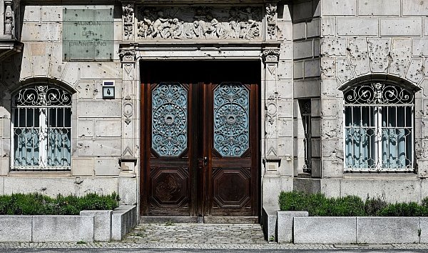 Kriegsspuren sind in Berlin bis heute zu sehen. (Archivbild) - © Jens Kalaene/dpa