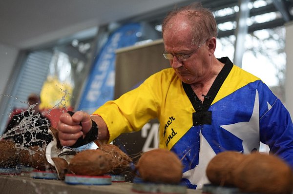 Muhamed schaffte es, 76 Kokosnüsse in 30 Sekunden mit der Hand zu zerschlagen. - © Marcus Brandt/dpa