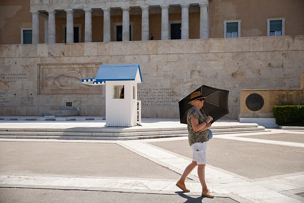 Nur noch wenige wagen sich in den heißen Mittagsstunden vor die Tür - © Socrates Baltagiannis/dpa
