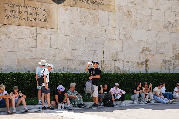 In Athen lässt es sich nicht mal im Schatten wirklich aushalten - © Socrates Baltagiannis/dpa