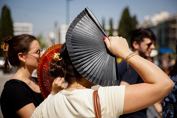 Fächer, Air Condition, Strand - anders lässt es sich nicht aushalten - © Socrates Baltagiannis/dpa