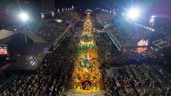 Zehntausende auf den Tribünen und in Logen sowie Millionen vor dem Fernseher in Brasilien und weltweit verfolgen für gewöhnlich die Umzüge auf dem riesigen Laufsteg. (Archivbild) - © Wang Tiancong/Xinhua/dpa
