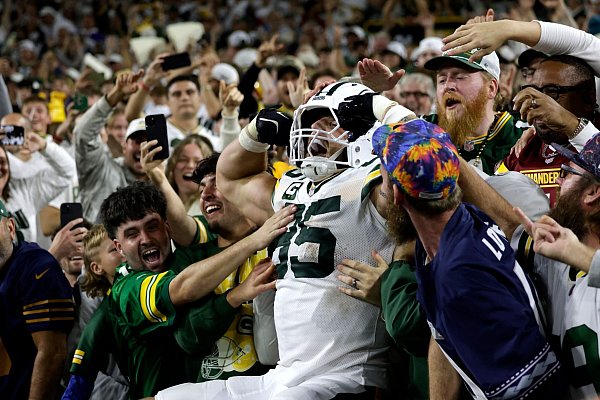 Tucker Kraft lässt sich nach einem Touchdown von den Fans feiern. - © Matt Ludtke/AP/dpa