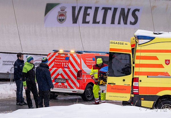 Ärzte versorgen in Winterberg den Anschieber eines Spurbobs, der während der Fahrt gestürzt ist und schwer verletzt wurde. - © David Inderlied/dpa