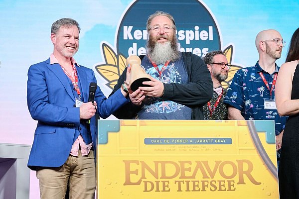 Als «Kennerspiel des Jahres» wurde «Endeavor: Die Tiefsee» von Carl de Visser (2.v.l.) und Jarrat Gray (l) ausgezeichnet. - © Annette Riedl/dpa