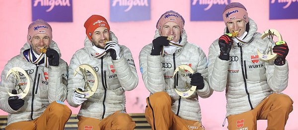 Pius Paschkes (l) bislang größter Erfolg: Team-Weltmeister 2021 in Oberstdorf. - © Karl-Josef Hildenbrand/dpa