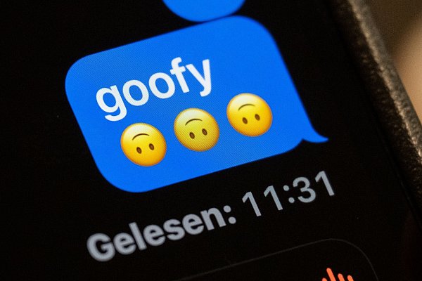 «Goofy» war 2023 das Jugendwort des Jahres und beschreibt einen Tollpatsch. (Archivbild) - © Carla Benkö/dpa