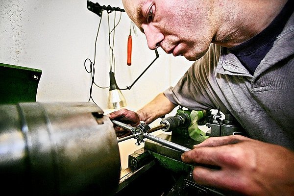 In der JVA Brackwede I schneidet ein Häftling ein Gewinde in eine Metallstange, die später Teil eines Grills wird. - © FOTO: SARAH JONEK