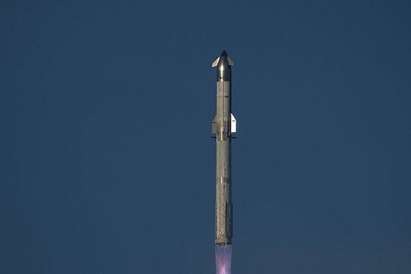 Erstmals gelang es bei diesem Test auch, das Aussetzen von Satelliten zu simulieren. - © Eric Gay/AP/dpa