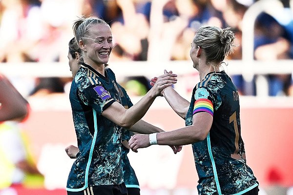 Lea Schüller: Mit den DFB-Frauen gegen Topfavorit USA - © Adam Warzawa/PAP/dpa