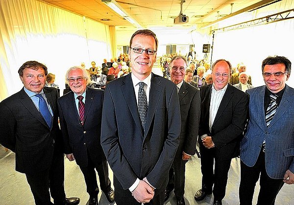 Frank Weiler wurde am Freitagabend für seine Habilitationsschrift ausgezeichnet, dabei stehen hinter ihm Uni-Kanzler Hans-Jürgen Simm, Helmut Steiner, Ortwin Goldbeck, Oberbürgermeister Pit Clausen und Gerhard Sagerer (v. l.). - © FOTO: ANDREAS FRÜCHT