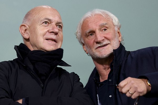 DFB-Sportdirektor Rudi Völler (r) hatte zuletzt selbst eine Verlängerung ins Gespräch gebracht. - © Christian Charisius/dpa