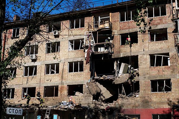 Die Behörden in der Hauptstadt Kiew melden schwere Schäden an Gebäuden und viele Verletzte. - © Evgeniy Maloletka/AP/dpa