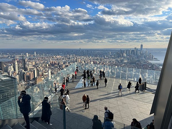Terrasse mit Aussicht: «The Edge». - © Benno Schwinghammer/dpa