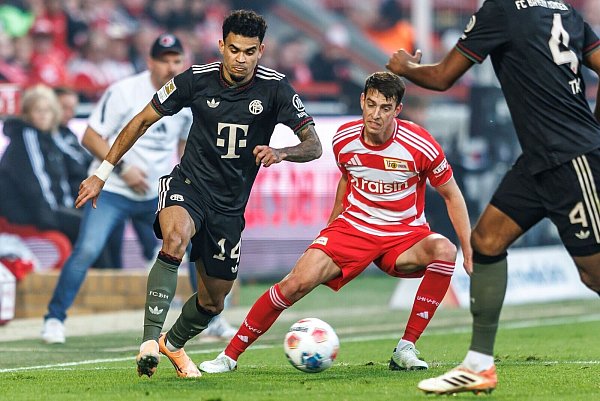Luis Díaz (l.) zeigte beim Ausgleich zum 1:1 seine ganze Klasse. - © Andreas Gora/dpa