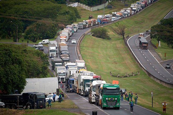 Lastwagenfahrer protestieren auf einer Autobahn gegen das Ergebnis der Präsidentenwahl. - © Igor Do Vale/ZUMA Press Wire/dpa