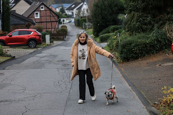 Die Hundebesitzerin setzt auf regelmäßige kleine Spaziergänge auf vertrauten Wegen. - © Oliver Berg/dpa