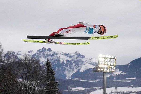 Stefan Kraft bei einem Sprung in Bischofshofen. - © Matthias Schrader/AP/dpa