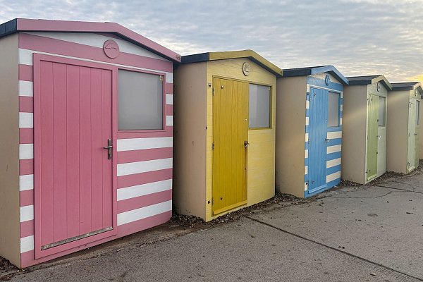Hier startet der Weg des Seven-Sisters-Walks: bunte Strandhütten am Strand von Seaford. - © Nathalie Helene Rippich/dpa-tmn