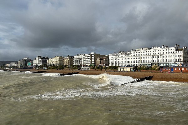 Blick auf Eastbournes erste Reihe vom Pier aus gesehen: Im Herbst liegt das beliebte Seebad eher verschlafen da. - © Nathalie Helene Rippich/dpa-tmn