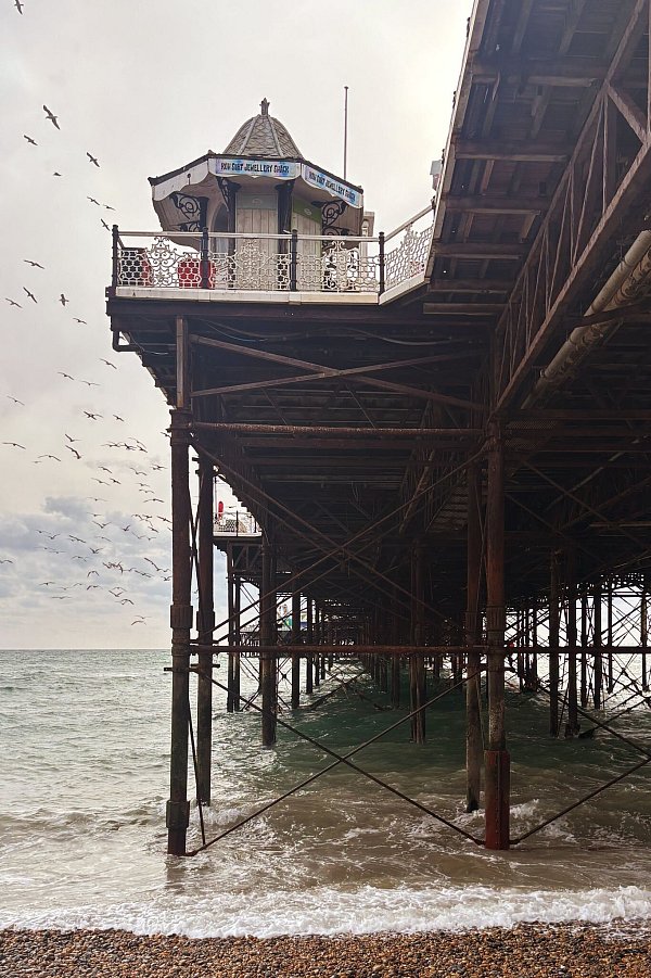 Auf rostigen Pfeilern steht die noch intakte Seebrücke in Brighton - der Brighton Pier. Eine andere Seebrücke, der West Pier, ist 2003 abgebrannt. Die Ruine kann man noch heute sehen. - © Nathalie Helene Rippich/dpa-tmn