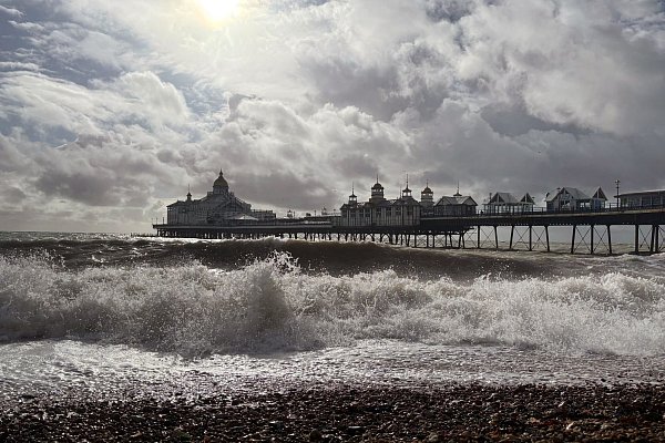 Trotz stürmischer Böen wärmt die Sonne über dem Eastbourne Pier auch im Oktober - Sonnencreme nicht vergessen! - © Nathalie Helene Rippich/dpa-tmn