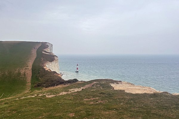 Der höchste Kreidefelsen Großbritanniens: Beachy Head lockt Touristen an, der rot-weiße Leuchtturm im Wasser ist ein beliebtes Fotomotiv. - © Nathalie Helene Rippich/dpa-tmn