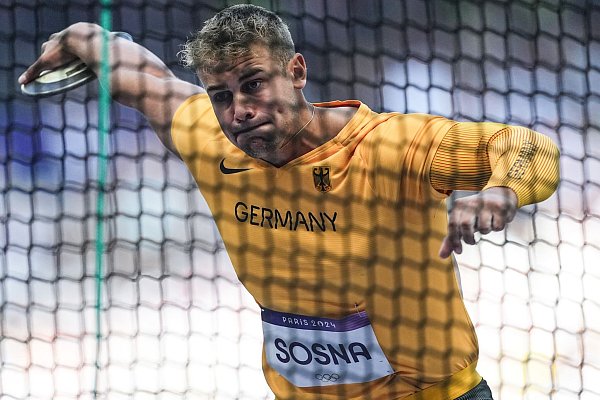 Mika Sosna musste sich im Diskuswerfen nur Tokio-Olympiasieger Daniel Ståhl aus Schweden geschlagen geben. - © Michael Kappeler/dpa