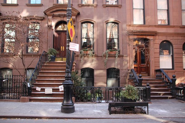 Das Haus von Hauptfigur Carrie Bradshaw (Sarah Jessica Parker) aus der Serie «Sex and the City» im New Yorker West Village. (Archivbild) - © Christina Horsten/dpa