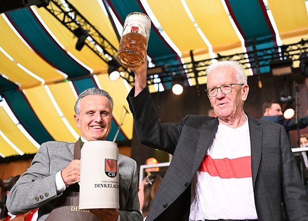 Frank Nopper (links), Oberbürgermeister von Stuttgart, und Winfried Kretschmann, Ministerpräsident von Baden-Württemberg. - © Bernd Weißbrod/dpa