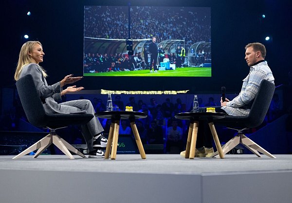Bundestrainer Julian Nagelsmann auf der Sportmesse Ispo im Gespräch mit Moderatorin Katharina Kleinfeldt. - © Sven Hoppe/dpa