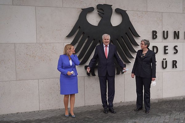 Horst Seehofer (CSU) war als Bundesinnenminister auch für Bau zuständig. Am 8. Dezember 2021 übergab er das Amt an zwei Politikerinnen der SPD. Nancy Faeser wurde Bundesinnenministerin. Klara Geywitz übernahm das neu geschaffene Bauministerium. (Archivfoto) - © Jörg Carstensen/dpa