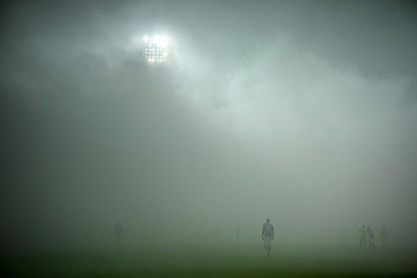 Pyro-Nebel in Kiel. - © Gregor Fischer/dpa