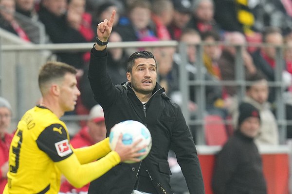 Dortmund-Trainer Nuri Sahin (r.) erlebte einen gebrauchten Tag. - © Thomas Frey/dpa