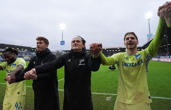 Inzwischen ein gewohntes Bild: Hertha feiert mit den Fans. - © Marcus Brandt/dpa