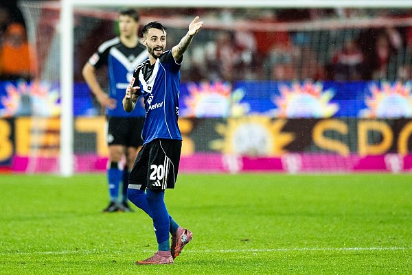 HSV-Profio Fabio Vieira zeterte ob seines Platzverweises. - © Rolf Vennenbernd/dpa