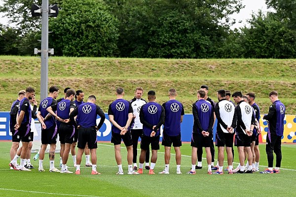 Bundestrainer Julian Nagelsmann (M) mit den Ersatzspielern in Herzogenaurach. - © Federico Gambarini/dpa