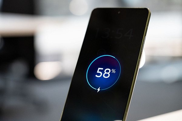 Alles relativ: Um den angezeigten Ladestand und die tatsächlich noch vorhandene Kapazität des Akkus in gesunder Relation zu halten, lohnt sich hin und wieder eine Kalibrierung. - © Nico Tapia/dpa-tmn