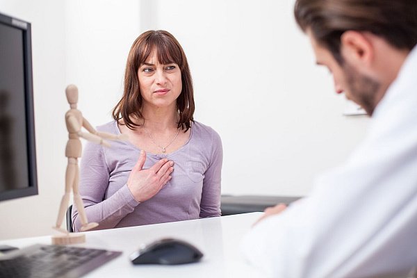 Der Begriff „Medical Gaslighting“ beschreibt, wenn Patientinnen und Patienten das Gefühl haben, ihre Wahrnehmung werde systematisch infrage gestellt. - © Christin Klose/dpa-tmn