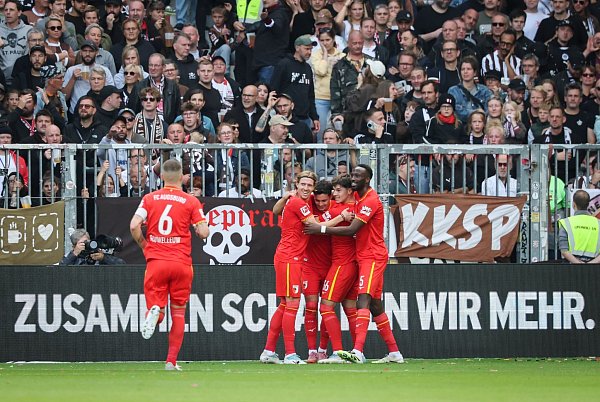 1:0 für Augsburg: Fabian Rieder (M) jubelt am Millerntor. - © Christian Charisius/dpa