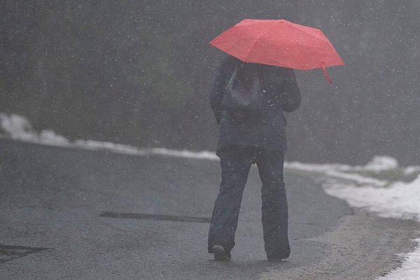 Wenig überraschend: Im Winter waren die Werte für Einsamkeit sowie Symptome von Angst und Depression höher als in anderen Jahreszeiten. (Symbolbild) - © Sebastian Kahnert/dpa
