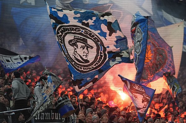 Das Abbrennen von Pyrotechnik in den Stadien ist den Innenministern ein Dorn im Auge. - © Marcus Brandt/dpa