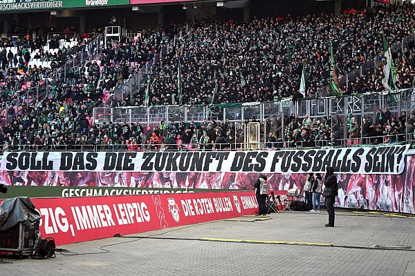 Bei den Protesten gegen die Pläne der Innenminister ziehen die Fans unterschiedlicher Vereine an einem Strang. (Archivfoto) - © Jennifer Brückner/dpa