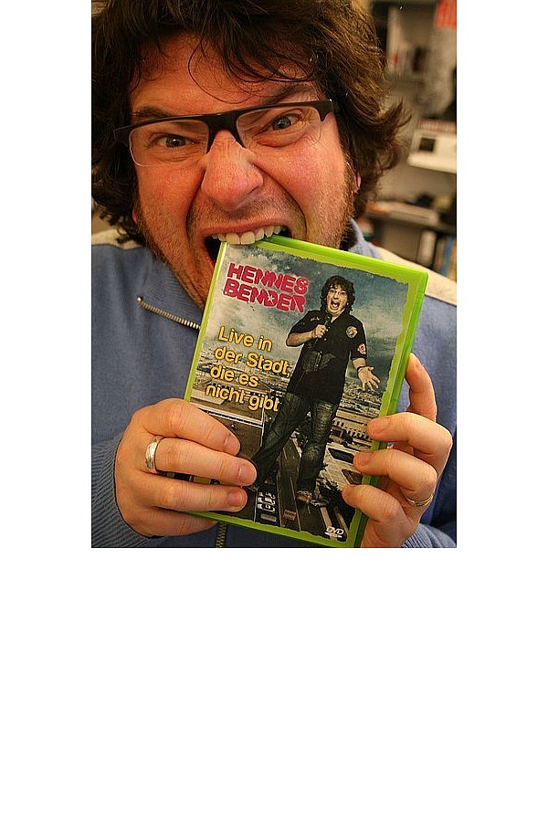 Hennes Bender präsentiert seine neue DVD in der Bielefelder Musikagentur "newtone". - © FOTO: DOREEN KOSCHNICK