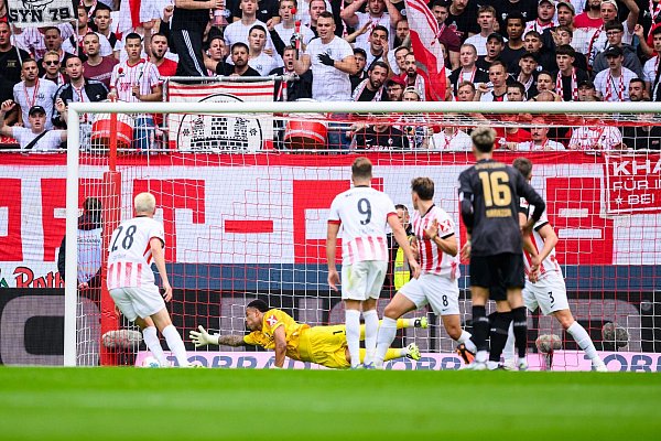 Per Hacke erzielte Ermedin Demirovic (verdeckt) das 1:0 der Schwaben - Freiburgs Torwart Noah Atubolu streckt sich vergeblich. - © Tom Weller/dpa