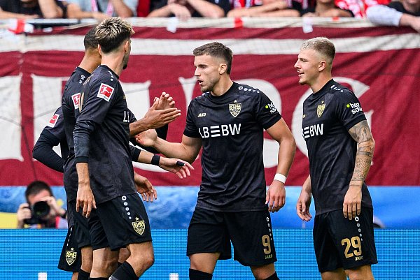 Ermedin Demirovic lässt sich als Torschütze zum 1:0 des VfB feiern. - © Tom Weller/dpa
