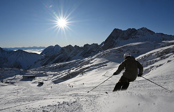 Wintersportler genießen in der sich dem Ende zuneigenden Saison Sonnenschein und blauen Himmel. (Archivbild) - © Angelika Warmuth/dpa