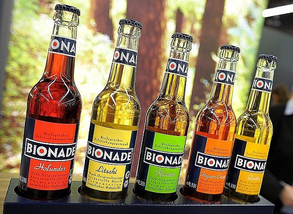 Holunder, Litschi, Kräuter, Ingwer-Orange und Quitte von Bionade. - © FOTO: DPA